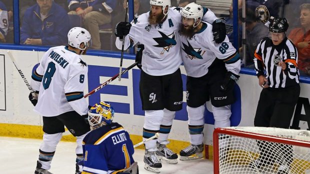 Obránce San Jose Brent Burns (88) se raduje z prvního ze svých dvou gólů na ledě St. Louis