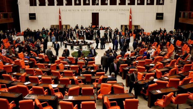 Turecký parlament schválil vládou navrhované změny ústavy