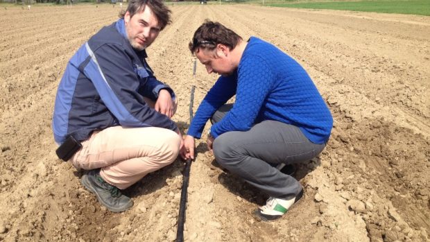 Havlíčkobrodští výzkumníci instalují závlahy na polích u Valečova