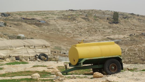 Když dojde dešťová voda, musí si Palestinci do Mufagry nákladně dovážet vodu v cisternách