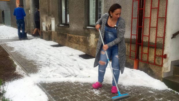 Lidé odstraňují následky silných bouřek. Snímek je z Dvora Králové nad Labem