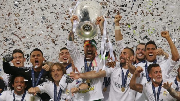 Hráči Realu Madrid s trofejí pro vítěze Ligy mistrů. Získali ji pojedenácté