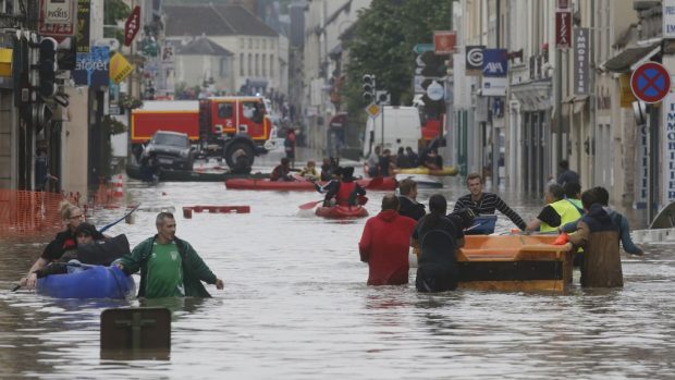 V městě Nemours východně od Paříže pomáhalo na 500 hasičů. Voda zaplavila ulice a vytopila sklepy