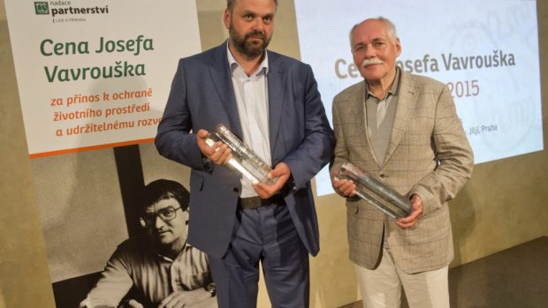 Ekolog Bedřich Moldan (vpravo) a severočeský podnikatel Daniel Pitek převzali cenu Josefa Vavrouška