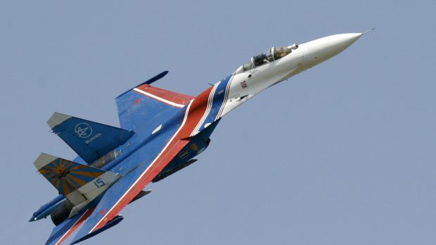 Stíhačka Su-27 z elitní akrobatické skupiny Ruští vítězové (archivní foto)