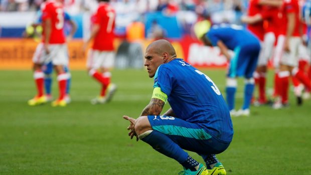 Zklamaný slovenský fotbalista Martin Škrtel po úvodním zápase Eura s Walesem