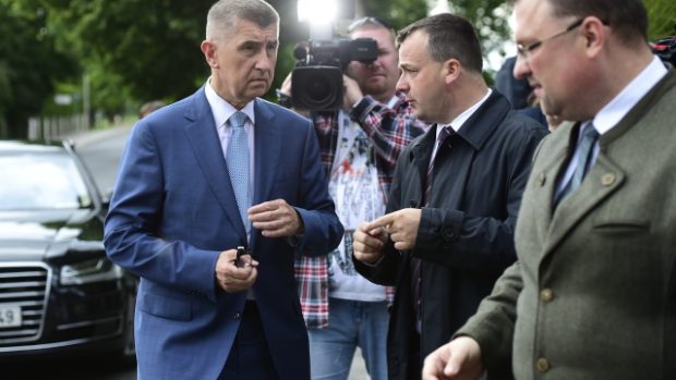 Ministr financí a předseda hnutí ANO Andrej Babiš (vlevo) v Lánech