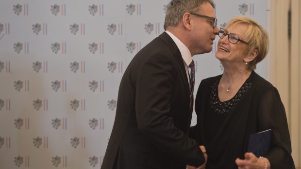 Cenu Gratias agit převzala od ministra zahraničí Lubomíra Zaorálka také olympionička Věra Čáslavská.