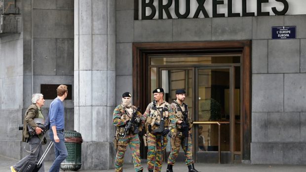 Přílušníci belgické armády hlídkují před nádražím v Bruselu