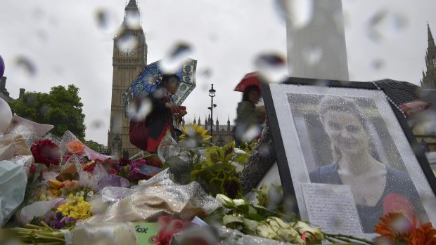 Pietní místo před parlamentem v Londýně, kam lidé chodí uctít památku Jo Coxové