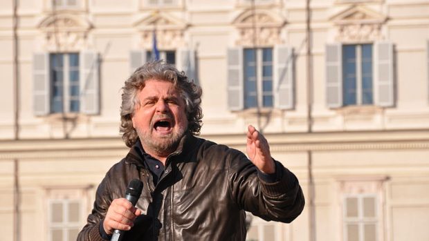 Spoluzakladatel hnutí Beppe Grillo je sice považován za populistu, ale v poslední době ustoupil do pozadí a nechal jednat mladší a umírněnější členy