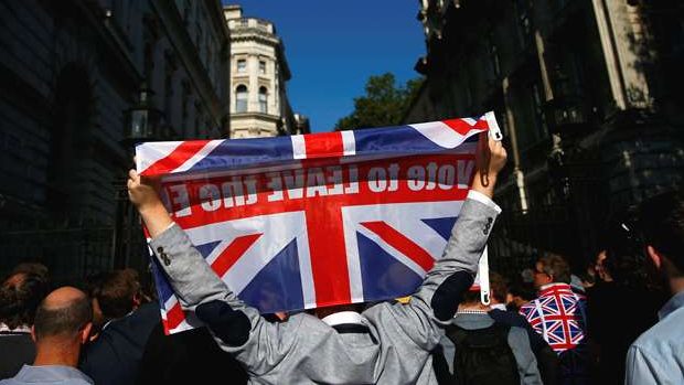 Zastánci brexitu slaví v ulicích Londýna výsledek hlasování o odchodu Británie z Evropské