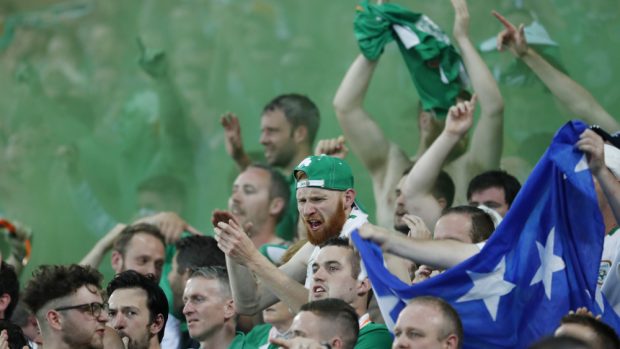 Irští fanoušci oslavují vítězství nad Itálií v závěrečném skupinovém souboji