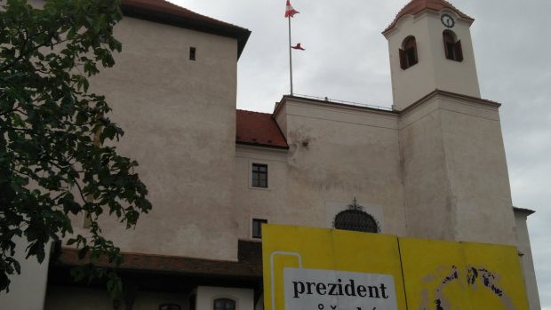 Divadlo Husa na provázku vyvěsilo na Špilberku červené trenýrky na podporu umělecké skupiny Ztohoven