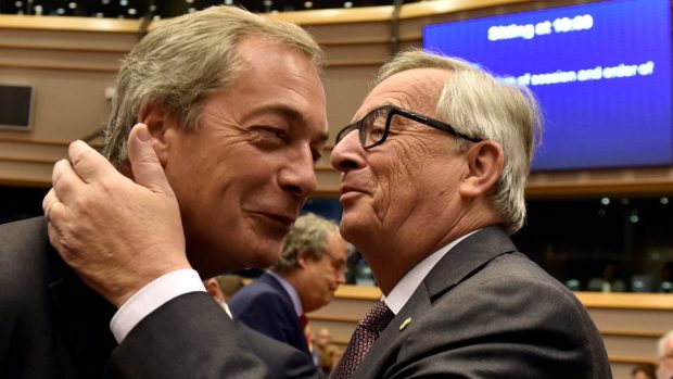 Nigel Farage se zdraví s předsedou Evropské komise Jeanem-Claudem Junckerem