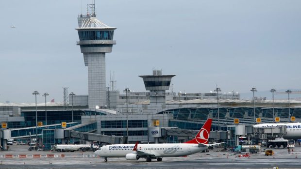Letadlo Tureckých aerolinií na Atatürkově letišti v Istanbulu (13. 2. 2016)