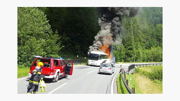 V Rakousku vyhořel český autobus se školáky