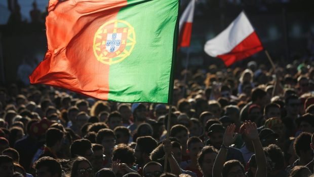 Fanoušci vyzdvihují portugalskou vlajku