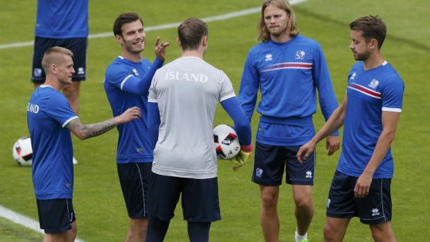 Islanďané si při své historicky první účasti na velkém turnaji zahrají o semifinále proti domácí Francii