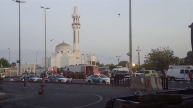 Policie před budovou amerického konzulátu v saudskoarabské Džiddě