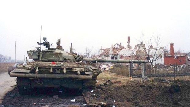 Zničený tank T-72 Jugoslávské lidové armády, Vukovar, 1991
