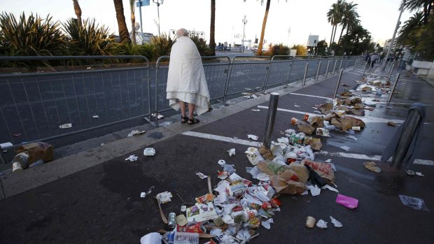 Muž se prochází po ulici v Nice, kde útočník najel kamionem do lidí