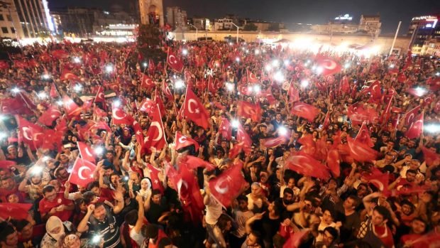 Příznivci prezidenta Erdogana vyšli do ulic a oslavují