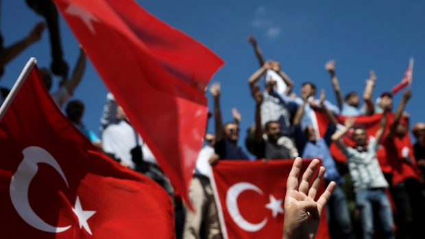 Podporovatelé tureckého prezidenta Recepa Tayyipa Erdogana na demonstraci v Istanbulu