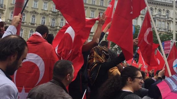 Neohlášená demonstrace Erdoganových příznivců ve Vídni