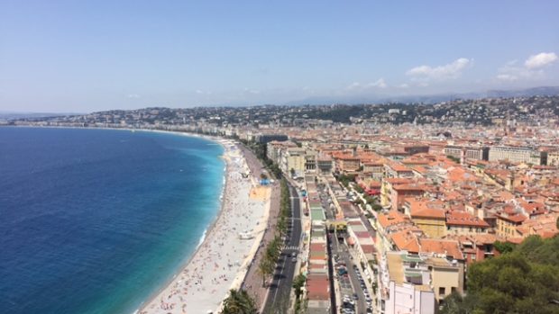 Turisté se nenechají od návštěvy Nice odradit