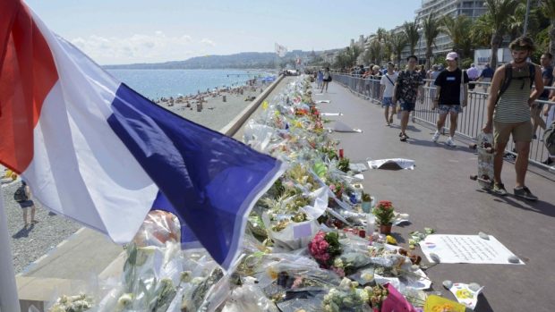 Lidé na promenádě v Nice vzdávají květinami poctu obětem teroristického útoku