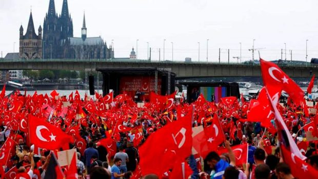 Demonstrace na podporu tureckého prezidenta Erdogana v Kolíně nad Rýnem