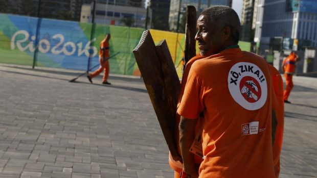 Na vir zika upozorňuje i oblečení pracovníků na hrách v Riu