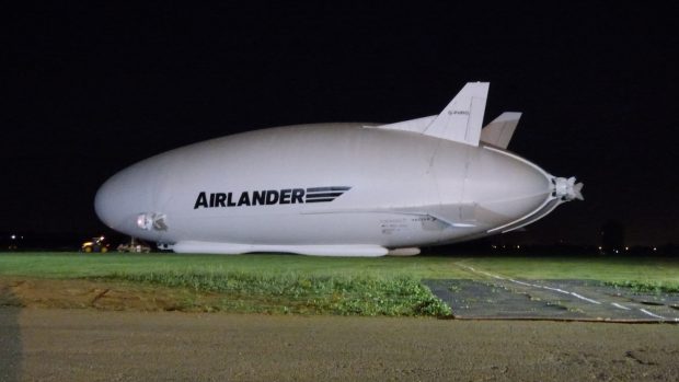 Největší hybridní letoun Airlander 10 měří téměř 100 metrů. Vejde se do něj 48 cestujících