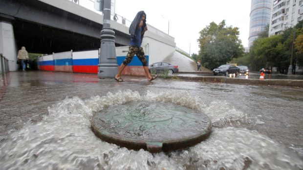 Moskevská kanalizace nezvládá přívaly vody