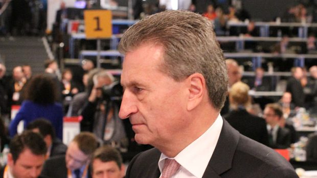 Evropský komisař Günther Oettinger navrhuje, aby se v EU sjednotily sociální dávky pro migranty na úrovni chudších zemí EU