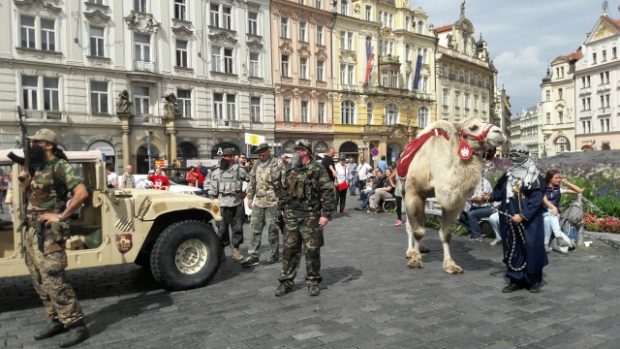 Odpůrci islámu na Staroměstském náměstí v Praze sehráli scénku představující invazi Islámského státu, vyděsili tím kolemjdoucí