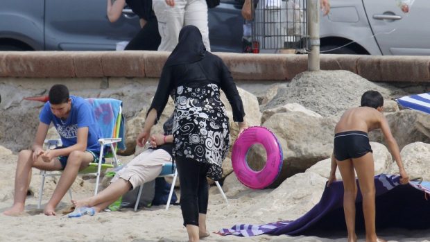 Žena v burkinách na pláži v Marseille