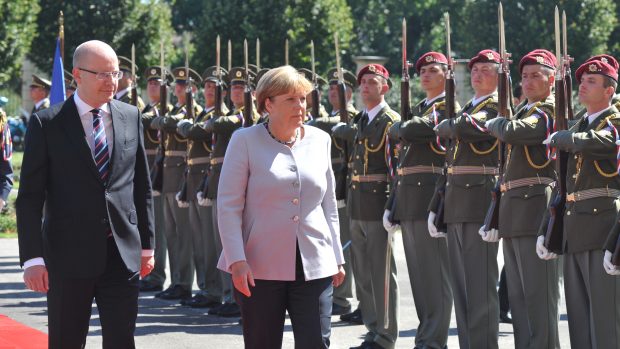 Přivítání Angely Merkelové před Úřadem vlády