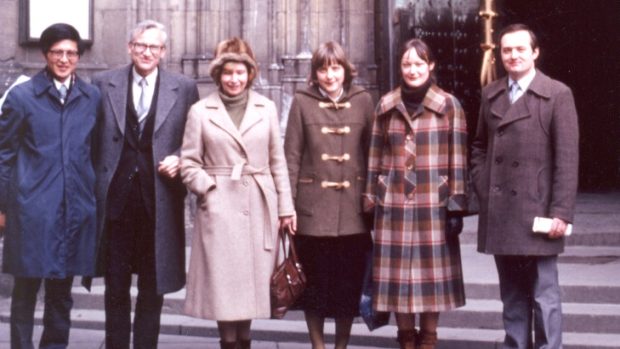 Angela Merkelová byla v roce 1982 na stáži na pražském Ústavu organické chemie a biochemie. Foto u sv. Víta.