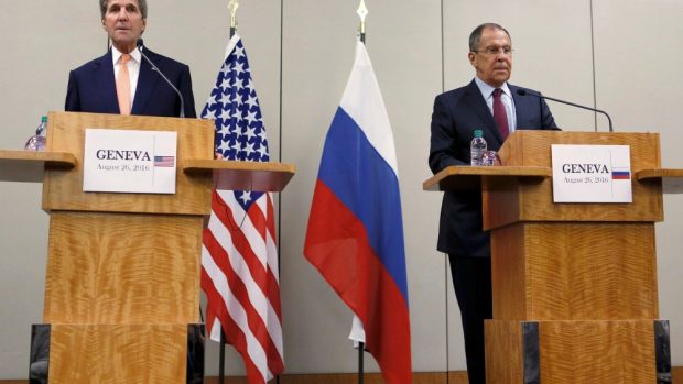 Americký ministr zahraničí John Kerry(vlevo) a jeho ruský protějšek Sergej Lavrov