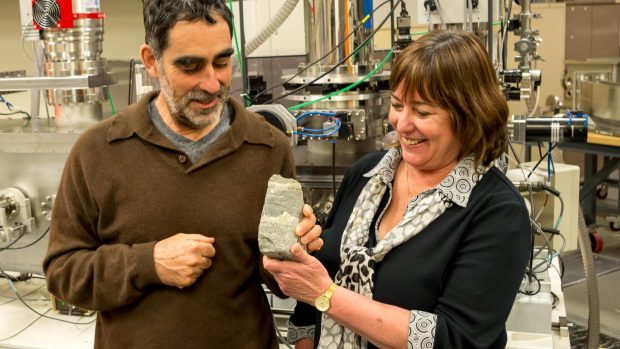 Vědci Allen Nutman a Vickie Bennetová ukazují vzorek 3,7 miliardy let starých fosilií z Grónska