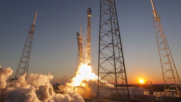 Úspěšný start rakety Falcon 9 v únoru roku 2015