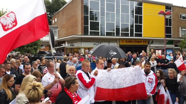 Tichý protest proti vraždě Poláka Arkadiusze Jozwika v britském Harlow