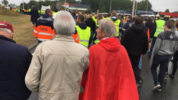 Obyvatelé Calais protestují, vytvořili lidský řetěz