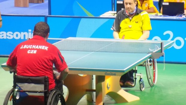 Paralympijský stolní tenista Jiří Suchánek (v červeném) v souboji se Slovákem Jánem Riapošem