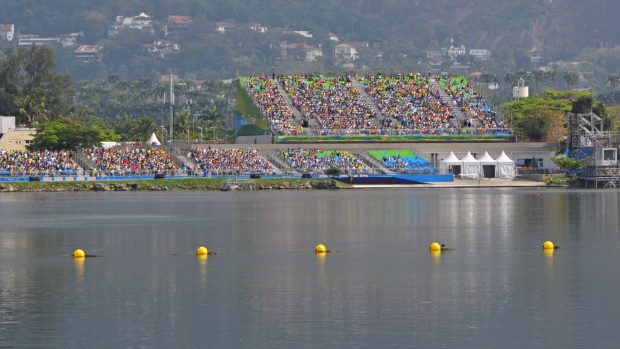 Takhle zaplněné tribuny na veslařském areálu Lagoa prý na olympijských hrách nebyly. V neděli se závodilo před 6 tisící.