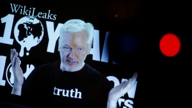 Julian Assange promluvil prostřednictvím telekonference