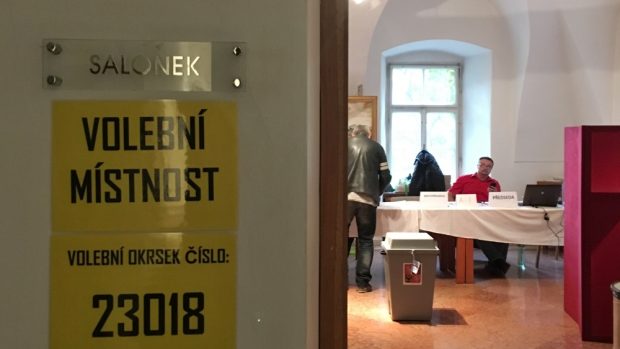 V okrsku Brno-střed volí přes 14 000 lidí s trvalým pobytem na úřadě. Účast jsou necelá 2 %, přišlo kolem 200 lidí bez domova