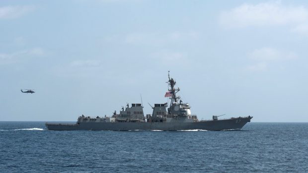 Americká armáda zahájila raketové útoky z lodi na tři pobřežní radarová místa v Jemenu kontrolovaná šíity.
